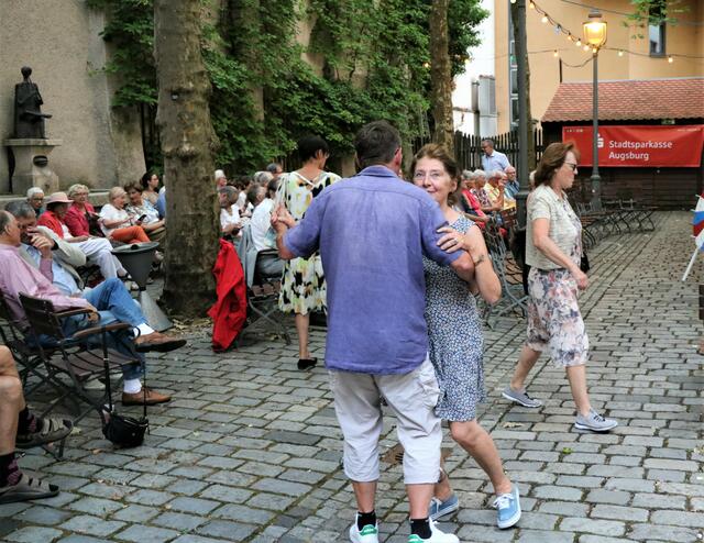 Eifrig wurde das Tanzbein geschwungen | Foto: Marianne Stenglein