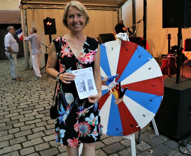 Frau Alexandra Lotz mit Flyer beim Glücksrad | Foto: Marianne Stenglein