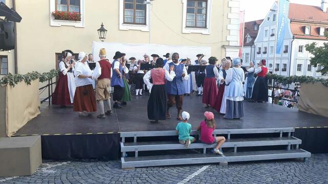 Tanzfreudig waren die Friedberger zur Zeit der Friedberger Zeit.
Aus dem gesamten Umland, so steht es geschrieben, kamen die Bürgersleyt,  um in Friedberg zu tanzen. 