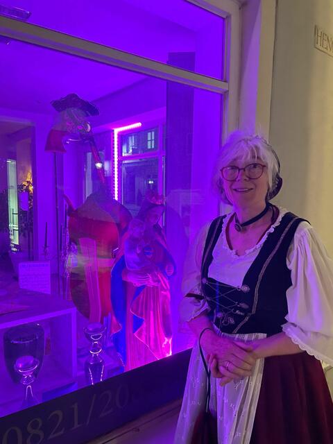 Schaufenster des Bestattungsunternehmens Böhm. 
Petra Bauer, die Eigentümerin des Hauses, dankt Herrn Böhm, für die zur Dekoration zur Verfügung gestellten Schaufenster zur Friedberger Zeit . 

 | Foto: Josef Ditchen