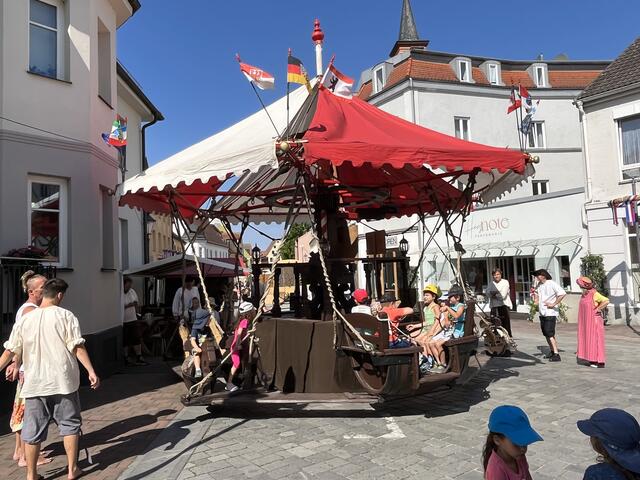 Faszination "Karussell". Wer möchte da nicht mit aufspringen? Die Kinder durften tagsüber mit der Kindergartenleitung eine Runde drehen. Eine sehr gute Idee. Ein Danke an den Betreiber.