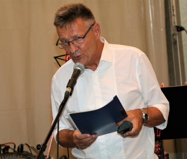Vorstand Reiner Link beim Quiz über Frankreich | Foto: Marianne Stenglein