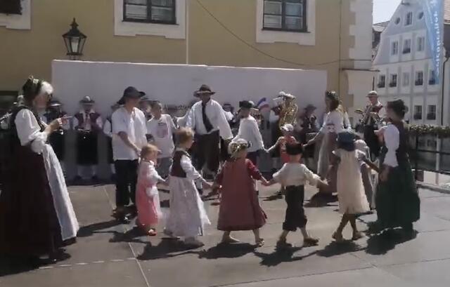 Freies Tanzen mit Kindern beim Altstadtfest, angeleitet von Petra Bauer.