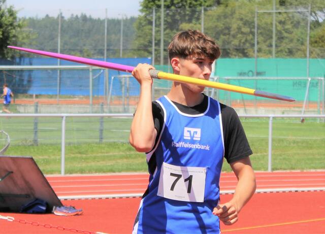 Phil Scheurle zeigte in Horgau zwei neue Bestleistungen im Speerwerfen und im Diskuswerfen