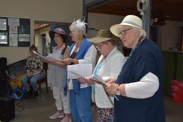 Sunnhild Reinckens (r.) reimte für das Sommerfest