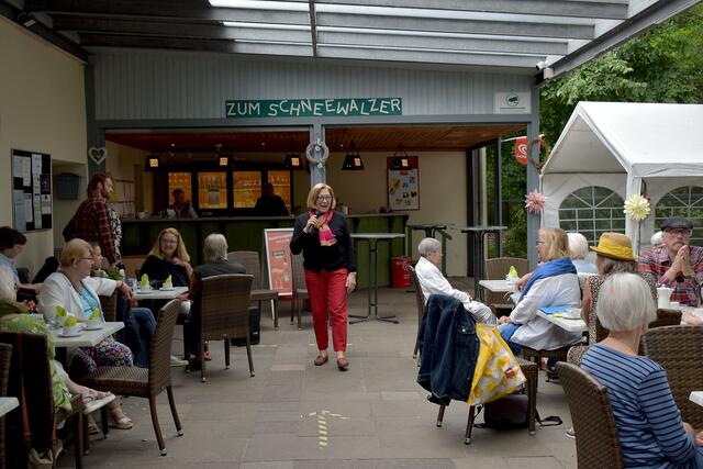 KI-Vorsitzende Maria Hesse eröffnet das Sommerfest