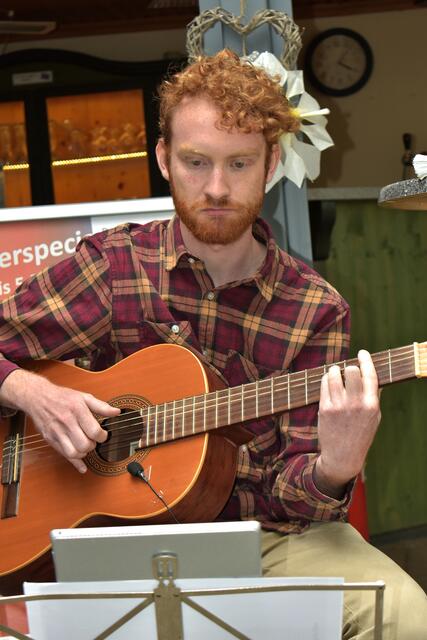 An der Gitarre: Luis Ernst
