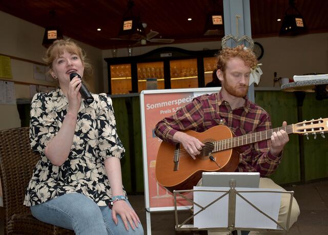 Lisa Natho (Gesang) und Luis Ernst (Gitarre) sorgten für den musikalischen Rahmen.