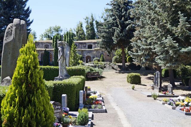Wipertifriedhof , im Hintergrund über 2 Etagen Familiengrüfte