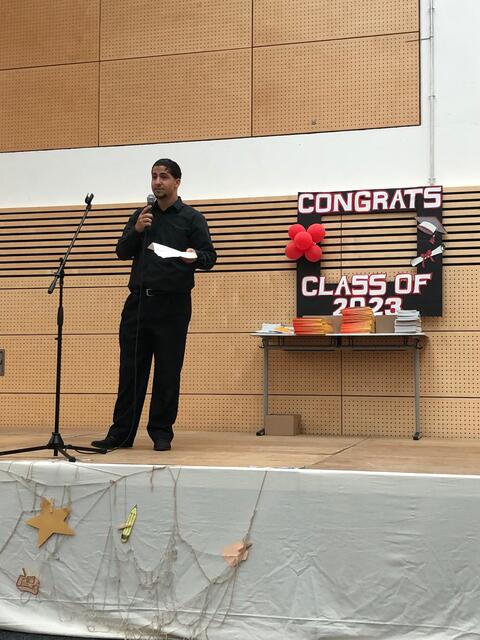 Foto: Schülersprecher Zeynelabidin Ersen bei seiner beeindruckenden Rede.