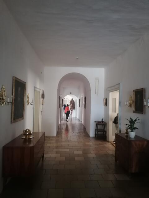 Breite, großzügige Flure | Foto:  Norbert Hans