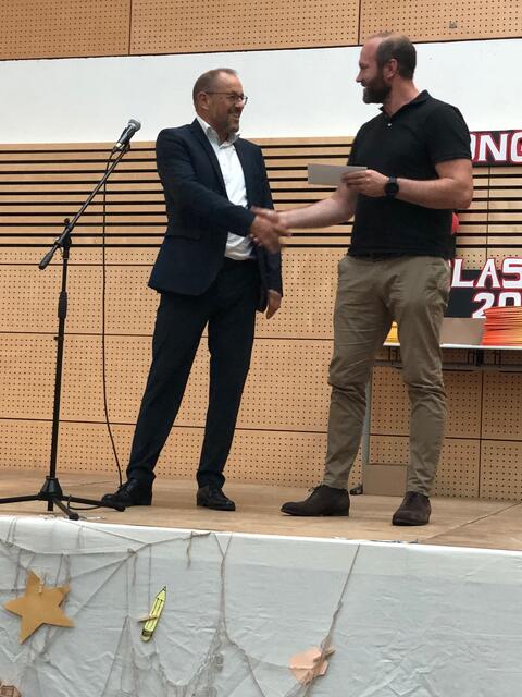 Foto: Andreas Remmele arbeitete sechs Jahre im Elternbeirat der Mittelschule Meitingen und nahm die Aufgaben eines Kassierers wahr. Dafür dankte ihm Rektor Peter Reithmeir mit einer Aufmerksamkeit. 