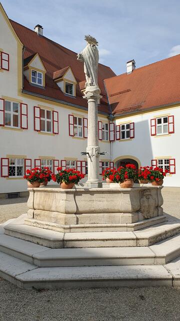 Brunnen vor dem Schloss zur Gartenseite. | Foto: Horst Zimmer