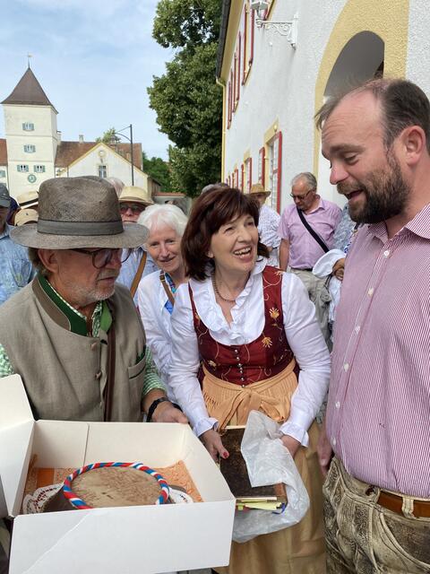 Übergabe der "Altstadtfesttorte" mit der Stadtsilhouette von Friedberg aus Marzipan. Abdruck erfolgte von einer Platte, die einst der Künstler Reinhart Heinsdorff angefertigt hatte. Foto: Karlheinz Faller. | Foto: Heimatverein Friedberg