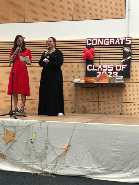 Foto: Die beiden Klassensprecherinnen der 10aM und 10bM Michaela Wünsch (links) und Laila Seeger blickten auf "Schulerinnerungen" zurück.