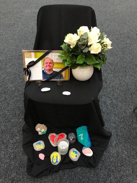 Foto: Er fehlte bei den Entlassfeiern: Konrektor Andreas Tepper war Klassleiter der 10bM. Seine Klasse erinnerte mit diesem geschmückten Platz an ihn. 