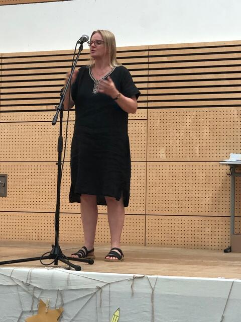 Foto: Die Grußworte und Glückwünsche des Elternbeirates überbrachte Madeleine Schmid.