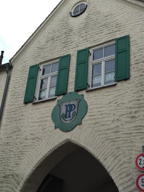 Das Wappen von Pöttmes: Zwei Seerosenblätter und PP (purger petems = Bürger von Pöttmes) | Foto: Norbert Hans