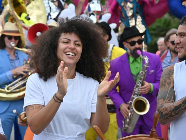 Mit einer bunten Parade wurde das Maschseefest 2023 eröffnet | Foto: Jens Schade