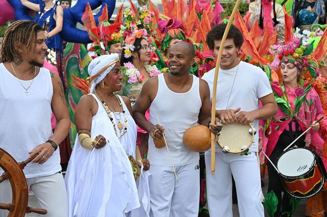 Mit einer bunten Parade wurde das Maschseefest 2023 eröffnet | Foto: Jens Schade