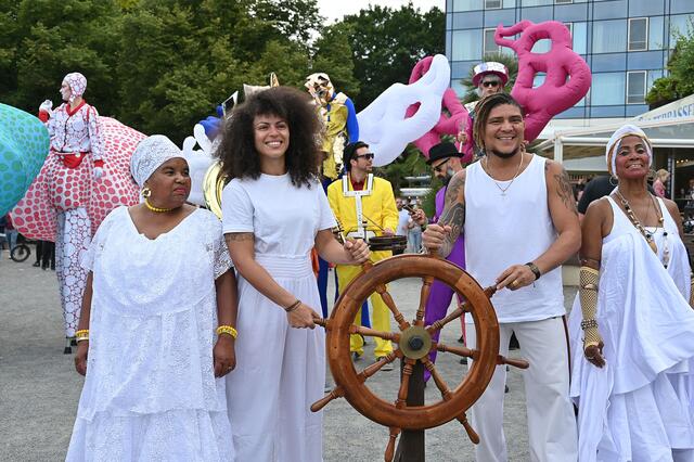 Mit einer bunten Parade wurde das Maschseefest 2023 eröffnet | Foto: Jens Schade