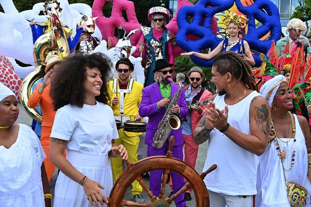 Mit einer bunten Parade wurde das Maschseefest 2023 eröffnet | Foto: Jens Schade