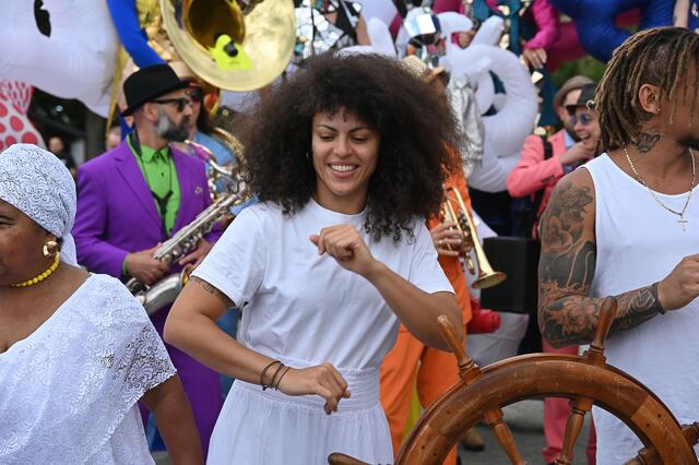 Mit einer bunten Parade wurde das Maschseefest 2023 eröffnet | Foto: Jens Schade