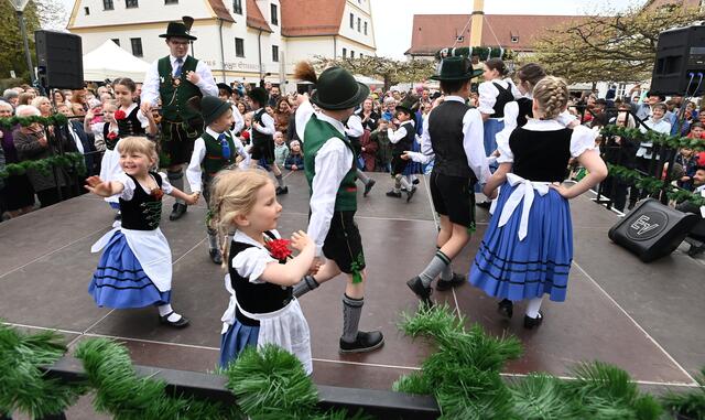 Mitglieder des Heimat- und Volkstrachtenvereins Gersthofen e.V. bei der Maibaumfeier 2023 auf dem kleinen Rathausplatz.

 | Foto: Stadt Gersthofen
