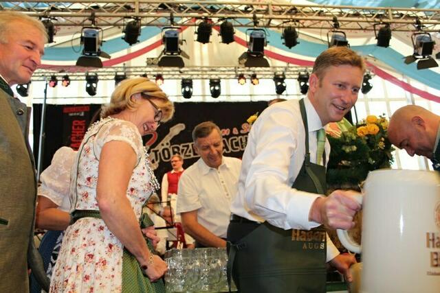 Fassanstich mit Bürgermeister Richard Greiner 2017 | Foto: Stadt Neusäß