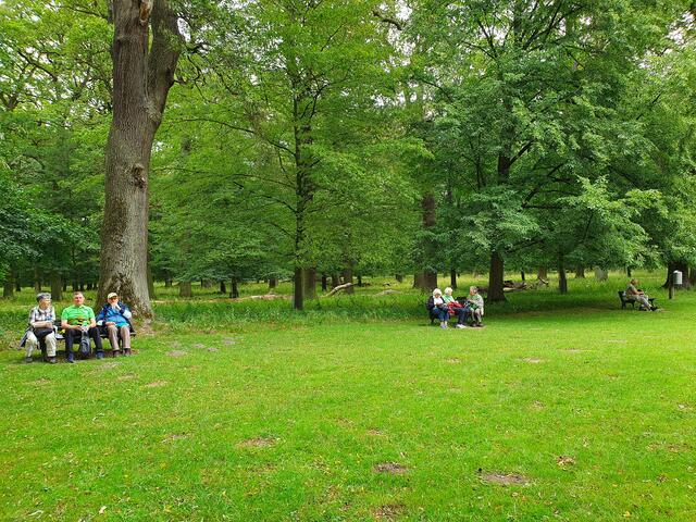 Im Tiergarten kann man sich gut ausruhen. | Foto: Horst Schönwandt