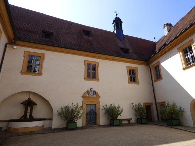 Im Innenhof | Foto: C.  S.