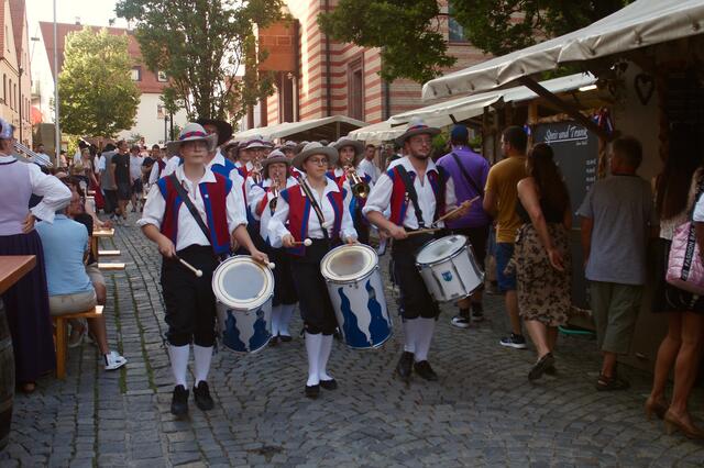 Trommler und Fanfaren der Jugendkapelle ziehen durch die Festzone | Foto: Sabine Schmalfuß