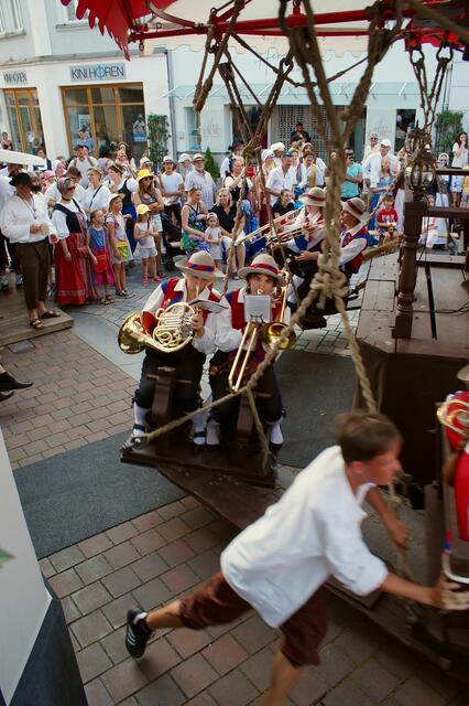 Ein rasante Runde auf dem historischen Karussell | Foto: Sabine Schmalfuß