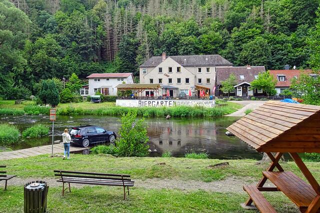 ein PKW an der Furt in der Bode in Treseburg, wird der Fahrer  es wagen durch die Bode zu fahren?  | Foto: Gerd Horenburg
