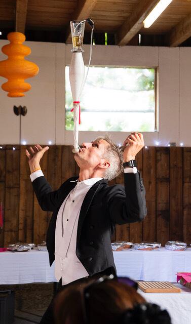 „Spaßkellner“ Herbert alias Markus Just zeigte den Theaterfreunden eine Neue Trinkmethode. | Foto: Hedwig Leib