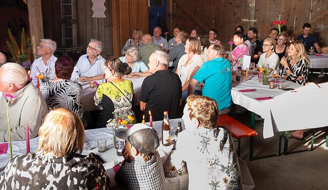 Die Gäste im Schädlestadel in Ellgau lauschen gespannt. | Foto: Hedwig Leib