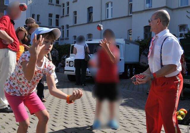 Wo fliegt der Ball? Jonglage-Kurs bei der Üstra | Foto: Jens Schade