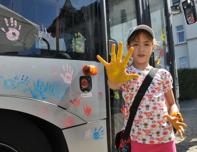 Tag der offenen Tür Ende August 2008 bei der Üstra. Hier konnte ein Bus von Kinderhänden bemalt werden. | Foto: Jens Schade