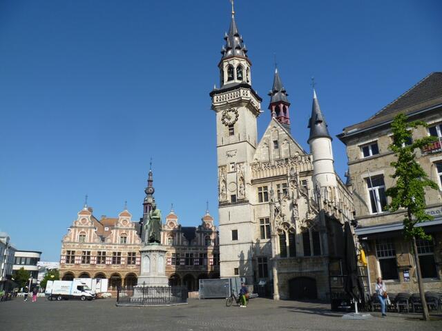 Aalst: Belfried und Rathaus (rechts).  
