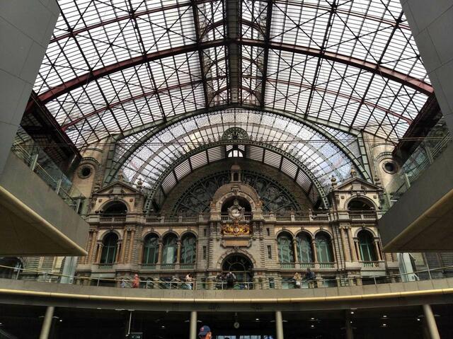 Antwerpen:  Die Bahnhofshalle aus Stahl hat eine Höhe von 43 Metern und berücksichtigte damit die Abgase der Dampflokomotiven.
