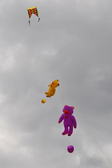 Am Himmel flogen bunte Drachen im Wind