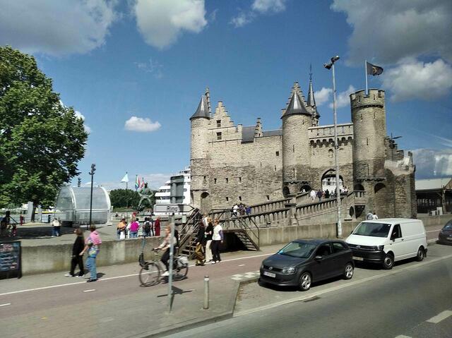  Antwerpen: Die Stadtburg Het Steen und dahinter die Anlegestelle für Kreuzfahrtschiffe.
