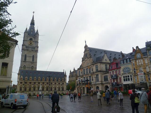 Der Genter Belfried ist 95 Meter hoch und steht im Zentrum der flämischen Stadt Gent. Nach 1442 zogen die Turmwächter in den fertiggestellten Belfried ein. Zusammen mit den Glöcknern übten diese Wächter bis 1869 ihren Dienst aus. 