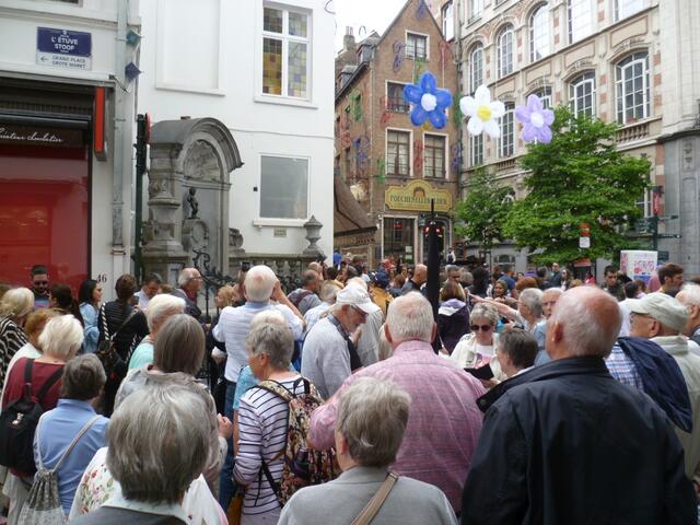 Brüssel: Das Manneken Pis (niederländisch pissendes Männlein), ist eine Brunnenfigur eines urinierenden Knaben. Sie ist eines der Wahrzeichen der belgischen Hauptstadt Brüssel. - Was das nun aber soll, weiß ich nicht.