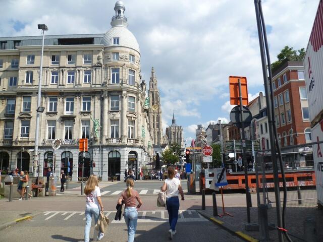 Antwerpen: Liebfrauenkathedrale (Turm mit Uhr).
