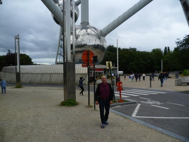 Brüssel: Das Atomium zu fotografieren ist nicht einfach. Lange Wege sind erforderlich. Wie bereits erwähnt ist das Bauwerk 102 Meter hoch.
