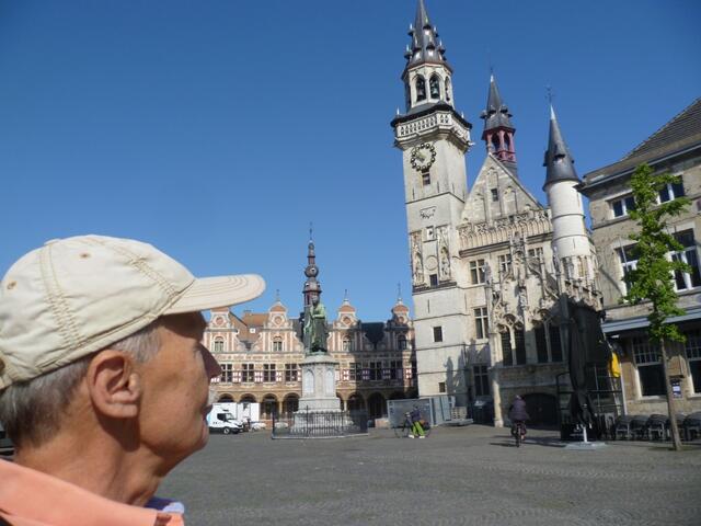 Aalst: Der Besucher ist vom Rathaus mit dem Belfried total beeindruckt. Es stammt ursprünglich aus dem Jahr 1225 und wurde aufgrund von Brandschäden zweimal teilweise wieder aufgebaut.
