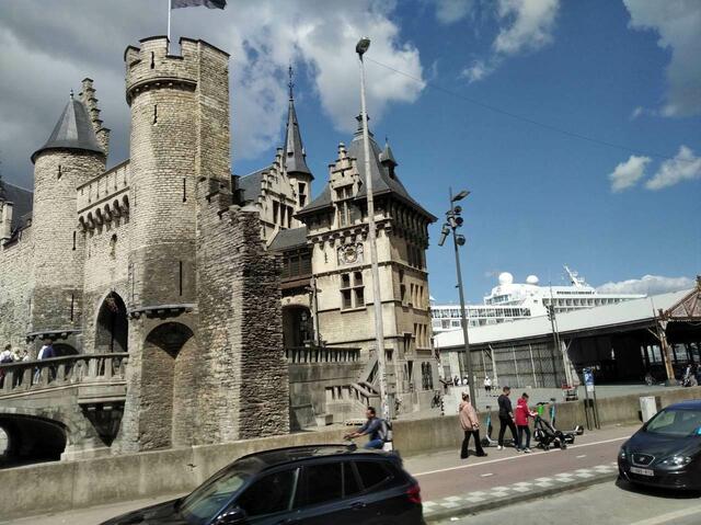 Antwerpen: Die Stadtburg Het Steen und dahinter die Anlegestelle für Kreuzfahrtschiffe.

