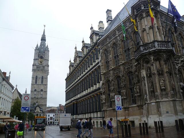 Neben dem Genter Belfried: Das Rathaus.
