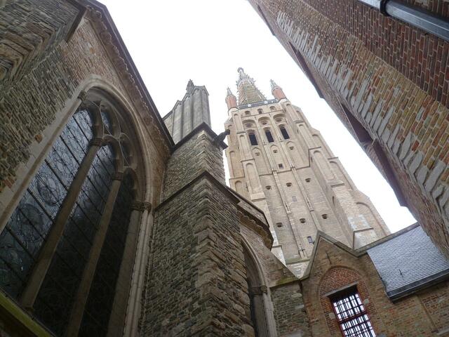 Brügge:  Die Liebfrauenkirche, deren Anfänge in das frühe 13. Jahrhundert zurückreichen, gehört stilistisch zu den frühesten Bauwerken der Backsteingotik in Flandern.
